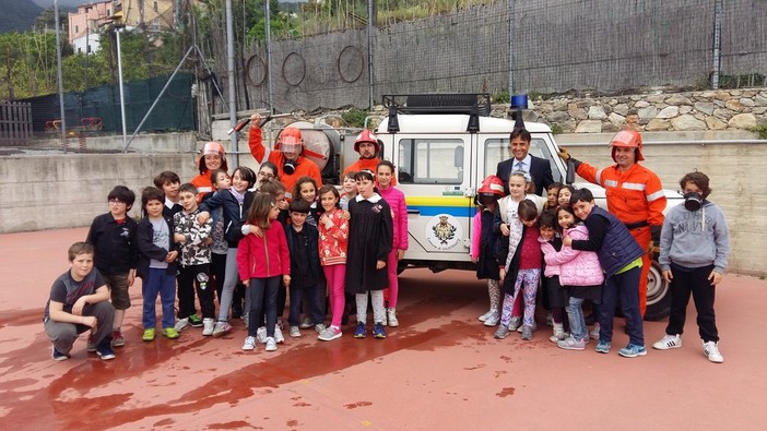 Giustenice, la Protezione Civile e l'Antincendio Boschivo incontrano le scuole elementari Giustenice, la Protezione Civile e l'Antincendio Boschivo incontrano le scuole elementari