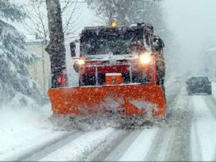 Neve e gelo: trattori spazzaneve in azione in Val Bormida Neve e gelo: trattori spazzaneve in azione in Val Bormida