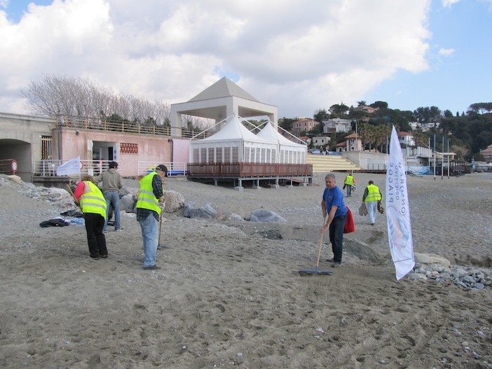 I balneari di Albisola Superiore puliscono le spiagge libere I balneari di Albisola Superiore puliscono le spiagge libere