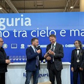 Regione Liguria a Vinitaly: Alessandro Piana accoglie il ministro Lollobrigida con lo Sciacchetrà delle Cinque Terre DOC affinato nel Mar Ligure