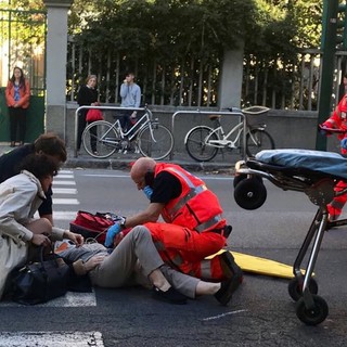 Savona, donna investita sulle strisce, la assiste il sindaco Caprioglio