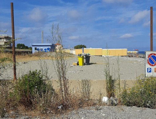 Albenga, un lettore denuncia: "Sulla spiaggia di Vadino cassonetti non svuotati da diversi giorni"