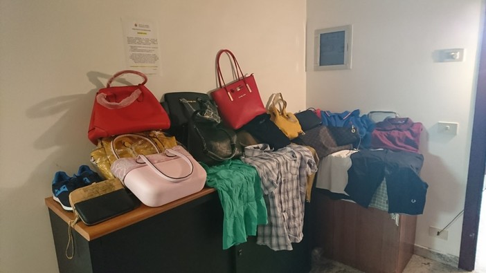 Inseguimento sulle spiagge, la Polizia Locale di Albenga sequestra 22 capi di abbigliamento Inseguimento sulle spiagge, la Polizia Locale di Albenga sequestra 22 capi di abbigliamento