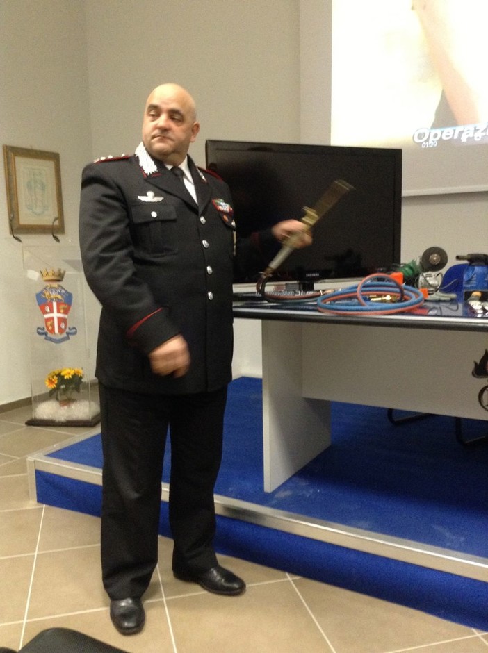 Il comandante Garau mostra gli attrezzi di scasso della banda