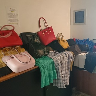 Inseguimento sulle spiagge, la Polizia Locale di Albenga sequestra 22 capi di abbigliamento