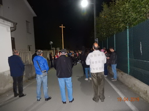 Pallare, ieri sera la via Crucis con partenza da San Rocco e arrivo alla chiesa parrocchiale (FOTO)