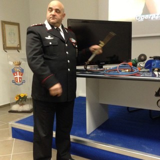 Il comandante Garau mostra gli attrezzi di scasso della banda