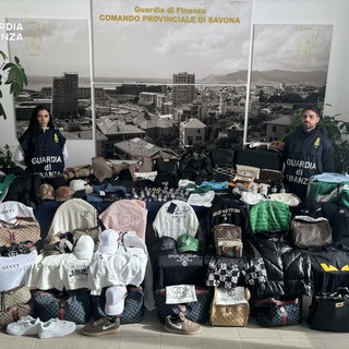 Varazze, scoperto un magazzino del falso: sequestrati mille capi e orologi di lusso