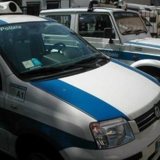 Alassio, con l'auto travolge uno scooter e poi scappa: rintracciato dalla Polizia Municipale