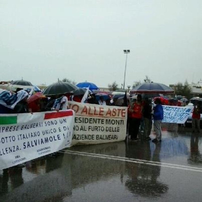 I Balneari occupano le strade e la ferrovia di Senigallia