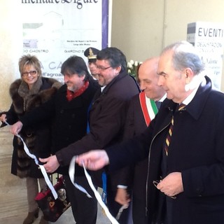 Il taglio del nastro: nella foto da sinistra Carla Mattea, Nicola Viassolo, Angelo Vaccarezza, Flaminio Richeri e Luciano Pasquale