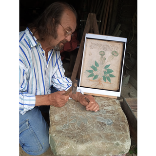In copertina: Remo Salcio al lavoro su una delle “Pietre di Voynich” (ph Letizia Rivetti). In allegato: Cappella di S. Martino Sulle Orme di Michelangelo (ph Letizia Rivetti), Castello Del Carretto di Gorzegno e le opere di Daniele Aletti e Daniela Guggisberg (ph di Giordano Berti)