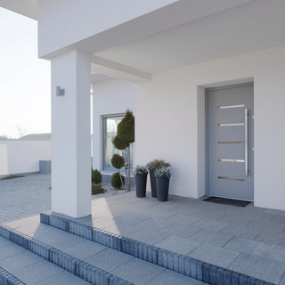 Maniglie per porta di ingresso: il maniglione verticale di design