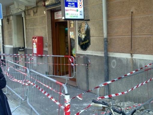 Cornicione si stacca dal secondo piano di un balcone a Villapiana (foto)
