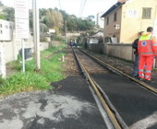 Investimento sui binari: sospesa per due ore la circolazione tra Genova-Savona-Ventimiglia Investimento sui binari: sospesa per due ore la circolazione tra Genova-Savona-Ventimiglia