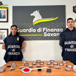 La Finanza sequestra 3 kg di hashish, arrestato un 22enne