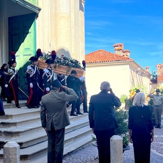 L'uscita del feretro dalla cattedrale L'uscita del feretro dalla cattedrale