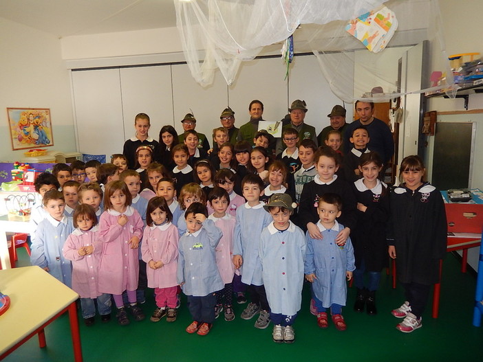 Gli Alpini portano doni ai bimbi delle scuole d'infanzia a Pallare