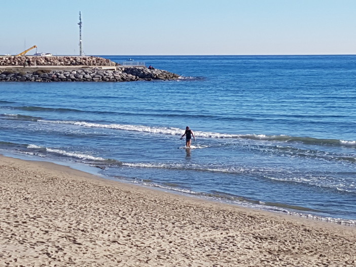 8 dicembre in spiaggia nella riviera savonese: tuffi in mare ad Andora 8 dicembre in spiaggia nella riviera savonese: tuffi in mare ad Andora