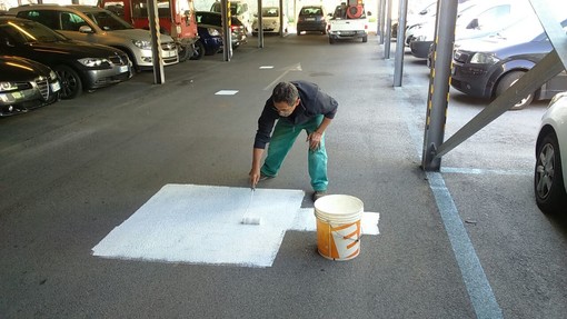 Savona, rimosse svastiche e scritte spray in via Piave Savona, rimosse svastiche e scritte spray in via Piave