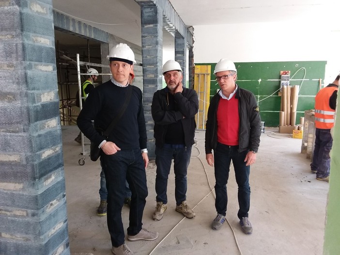 Andora: sopralluogo del sindaco durante i lavori nelle scuole Andora: sopralluogo del sindaco durante i lavori nelle scuole