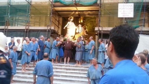 Finale celebra San Pietro, tra cortei, falò e le tradizionali vele nel bicchiere