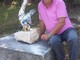 Lo scultore Gian Genta dona una sua opera in ceramica al Comune di Millesimo