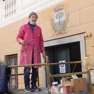 Mallare, il pittore Gianni Pascoli restaura lo stemma comunale (FOTO)