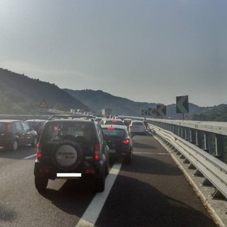 Forti rallentamenti lungo l'autostrada Torino-Savona per un tir in avaria