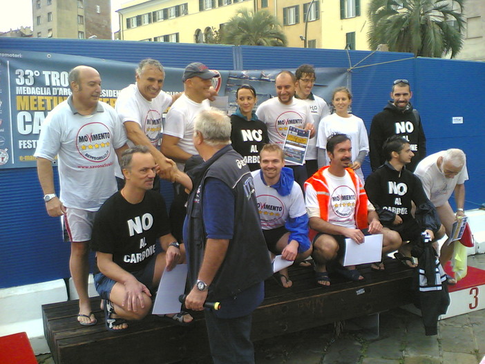 Canoalcarbone: la squadra del M5S si piazza terza e beffa l'improbabile sponsor della manifestazione (Italiana Coke) indossando la maglietta del NO Canoalcarbone: la squadra del M5S si piazza terza e beffa l'improbabile sponsor della manifestazione (Italiana Coke) indossando la maglietta del NO