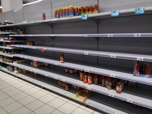 Anche ad Albenga l'assalto ai supermarket: carrelli pieni, scaffali svuotati