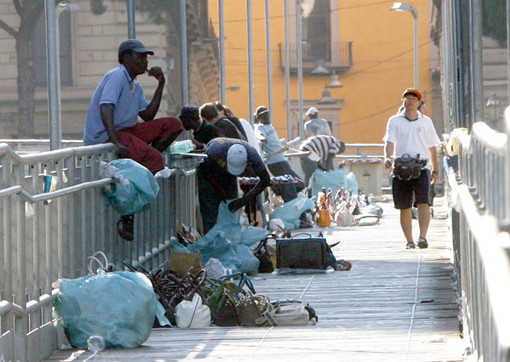 Alassio: abusivismo commerciale, controllate 15 persone
