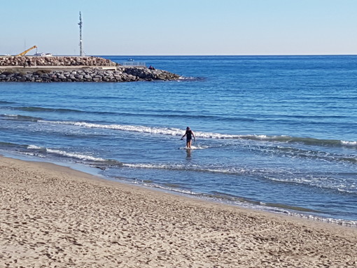8 dicembre in spiaggia nella riviera savonese: tuffi in mare ad Andora 8 dicembre in spiaggia nella riviera savonese: tuffi in mare ad Andora