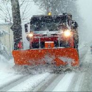 Neve e gelo: trattori spazzaneve in azione in Val Bormida
