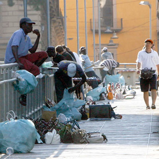 Alassio: abusivismo commerciale, controllate 15 persone