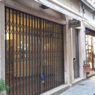 Finale Ligure, dopo più di un decennio chiude il negozio di abbigliamento Gallery