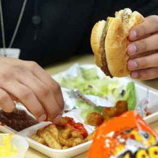 Gli orrori dei fast food visti dal di dentro, parlano gli impiegati di McDonald e Burger King