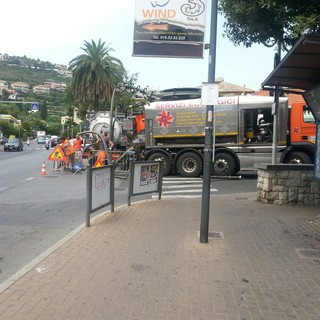 Cede un pezzo di una tubazione in via Garibaldi: odore di fogna in centro Pietra Ligure
