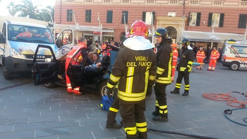 Scontro frontale tra un macchina ed un camion in Piazza Vittorio Emanuele con quattro feriti, ma è una simulazione