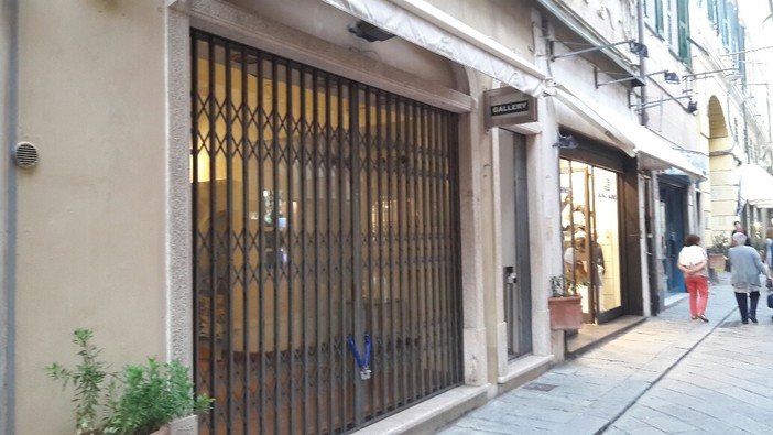 Finale Ligure, dopo più di un decennio chiude il negozio di abbigliamento Gallery