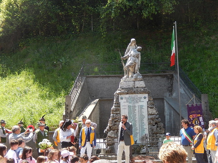 I Lions della Val Bormida insegnano ai bambini di Mallare il valore della bandiera