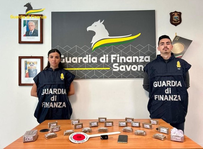 La Finanza sequestra 3 kg di hashish, arrestato un 22enne