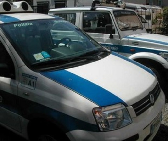 Alassio, con l'auto travolge uno scooter e poi scappa: rintracciato dalla Polizia Municipale