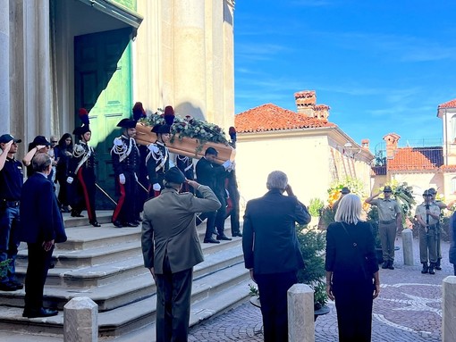 L'uscita del feretro dalla cattedrale L'uscita del feretro dalla cattedrale