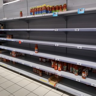 Anche ad Albenga l'assalto ai supermarket: carrelli pieni, scaffali svuotati