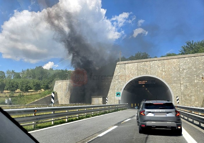 Mezzo pesante in fiamme all’interno di una galleria dell’autostrada Torino-Savona (FOTO) Mezzo pesante in fiamme all’interno di una galleria dell’autostrada Torino-Savona (FOTO)