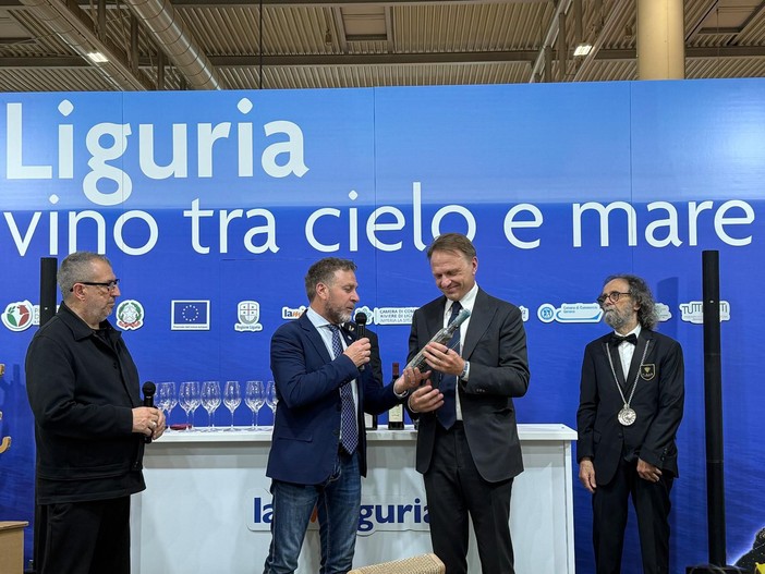 Regione Liguria a Vinitaly: Alessandro Piana accoglie il ministro Lollobrigida con lo Sciacchetrà delle Cinque Terre DOC affinato nel Mar Ligure