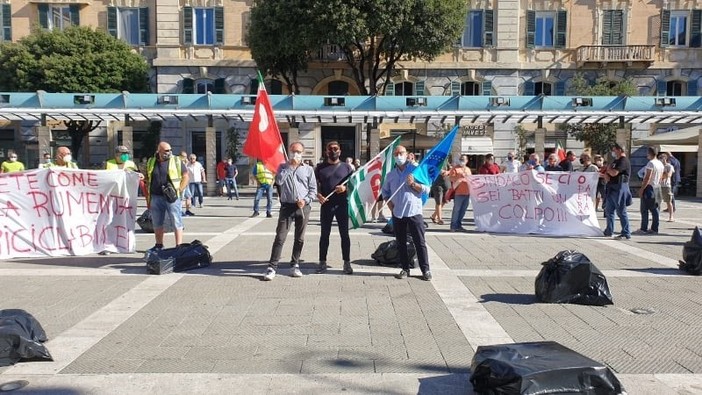 Ata, fissato l'incontro tra l'azienda e i sindacati sul futuro dei 35 precari. Causa (Fit Cisl): "Lavoratori sono stanchi e l'azienda cade a pezzi" Ata, fissato l'incontro tra l'azienda e i sindacati sul futuro dei 35 precari. Causa (Fit Cisl): "Lavoratori sono stanchi e l'azienda cade a pezzi"