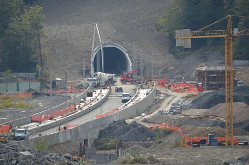 Andora, pieno ritmo per i lavori del raddoppio ferroviario: iniziata questa mattina la lunga marcia di camion per depositare la ghiaia