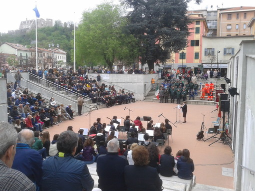 Cairo Montenotte, grande partecipazione di pubblico per la ricorrenza del 25 aprile Cairo Montenotte, grande partecipazione di pubblico per la ricorrenza del 25 aprile